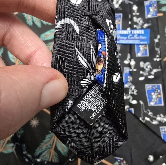 LOONEY TUNES STAMP COLLECTION NECK TIE-BUGS BUNNY Vintage Novelty - Picture 5 of 6